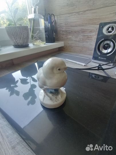 Фарфоровая статуэтка цыпленок старая гжель