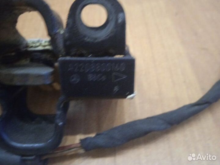 Замок капота левый Mercedes-Benz S-Class W220