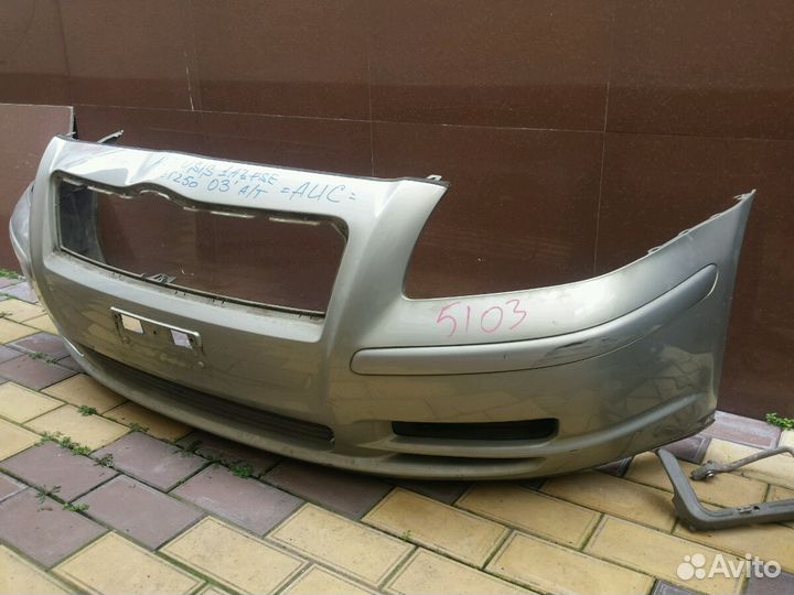 Бампер, штатная магнитола на Тойота Авенсис