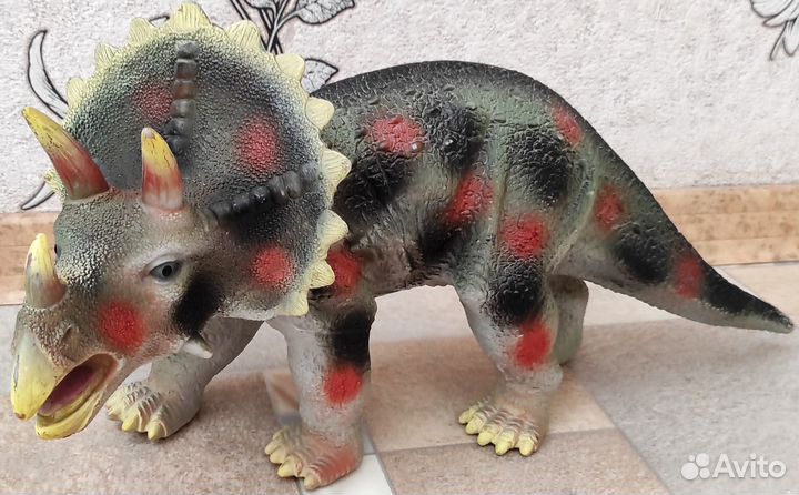 Динозавр - Трицератопс Канада
