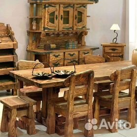 Деревянные стулья и столы