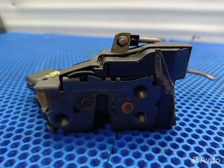 Замок задней левой двери Mazda 3 BK