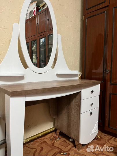 Туалетный столик с зеркалом