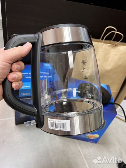 Красивый элетрочайник Midea новый