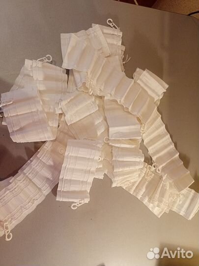 Куски шторной ленты с крючками