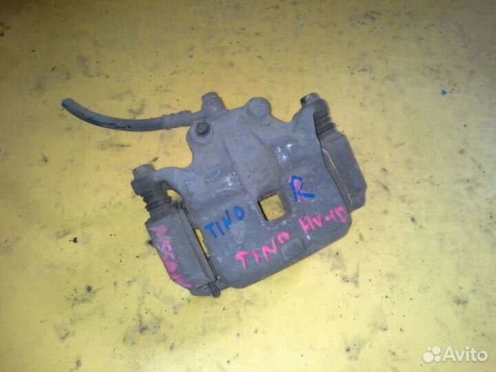 Суппорт передний правый на nissan tino V10