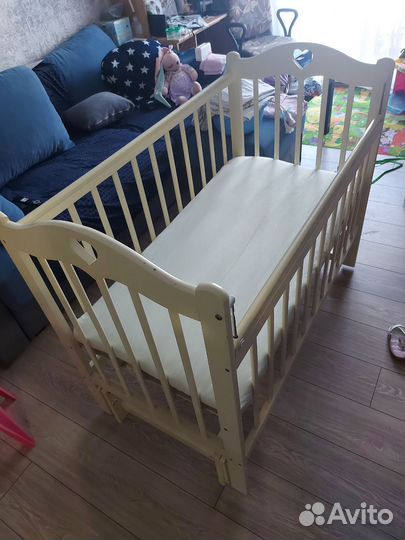 Детская кроватка с продольным маятником