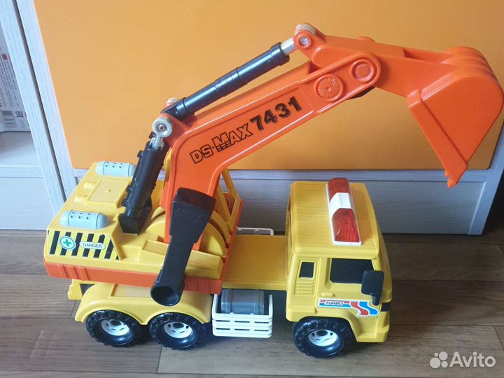 Трактор экскаватор