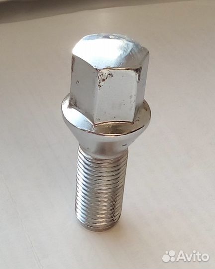 Болт колёсный