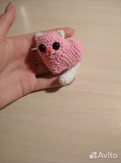 Вязанная игрушка котик-валентинка