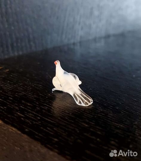 Фигурка из стекла голубь