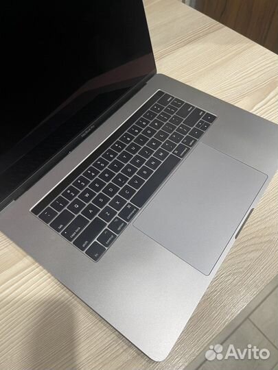 Macbook pro 15 2016 i7 16gb touch bar
