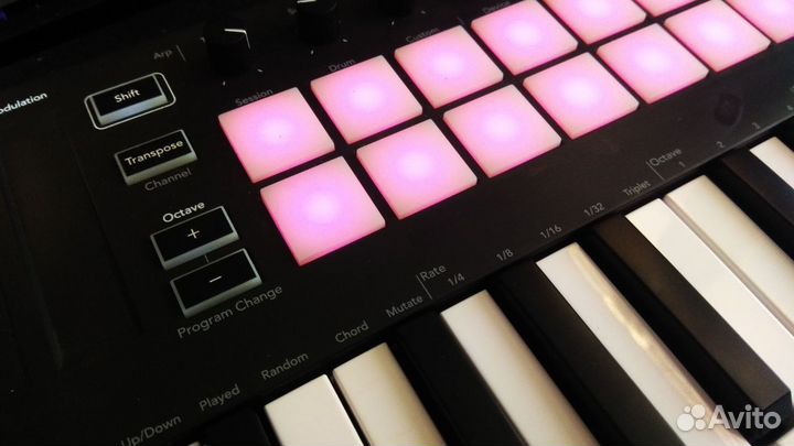 Миди-клавиатура novation LaunchKey Mini MK3
