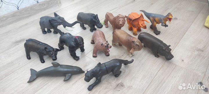 Пластиковые игрушечные звери