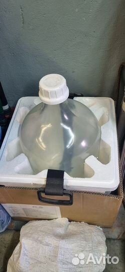 Продам стеклянную бутыль 20 литров в термобоксе