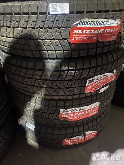 Bridgestone Blizzak DM-V1 215/70 R17