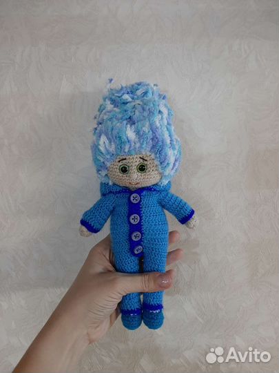 Кукла ручной работы связана крючком