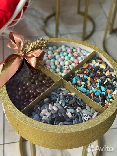 Подарок девушке. Корзина. Шоколад