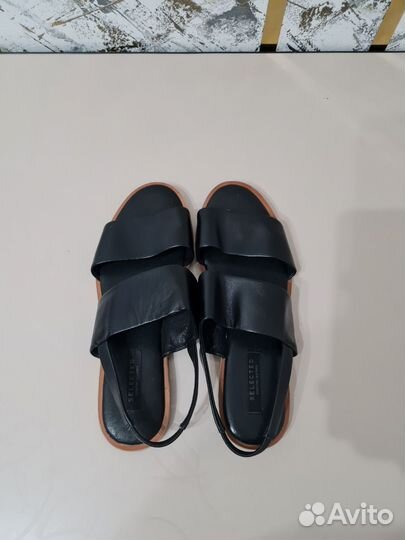 Сандалии новые 38