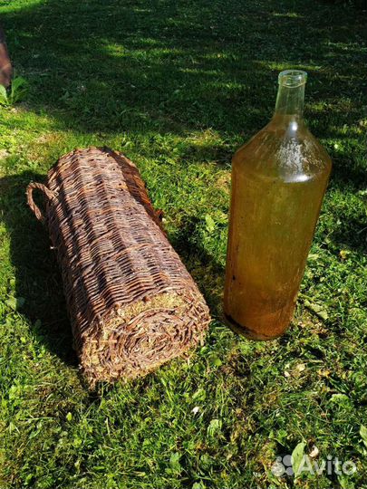 Старинная бутыль в плетёной корзине
