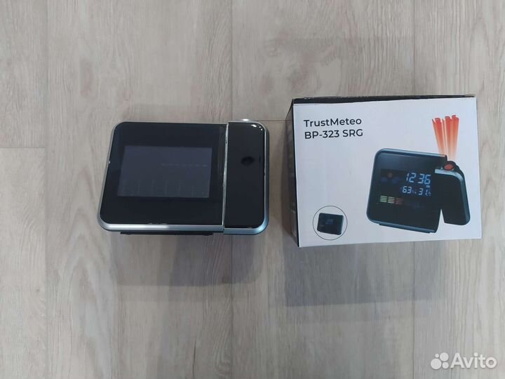 Метеостанция с проекцией TrustMeteo BP-323 SRG