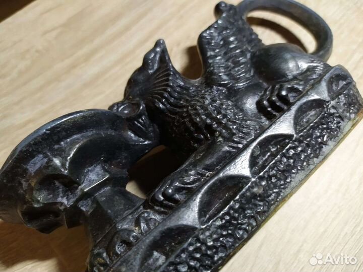 Старинный подсвечник в виде сфинкса/льва