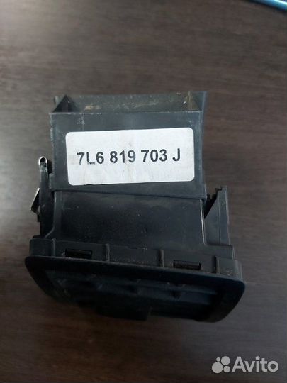 Дефлектор воздушный левый Volkswagen Touareg 1 4.2