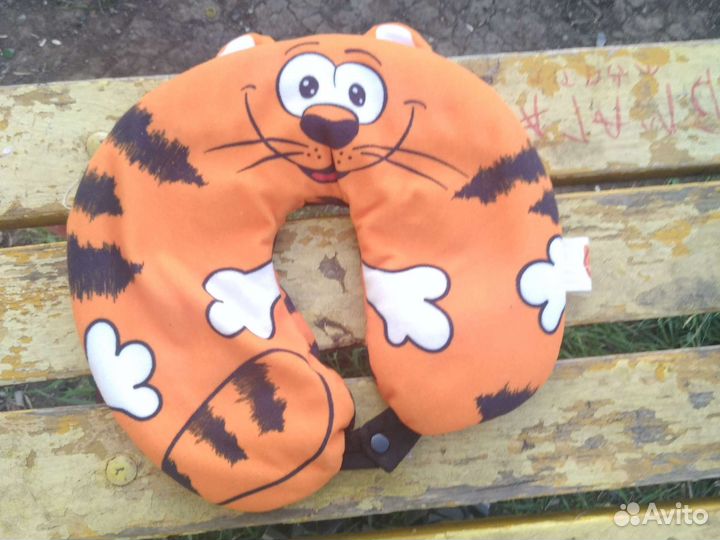 Плюшевый кот-подушка
