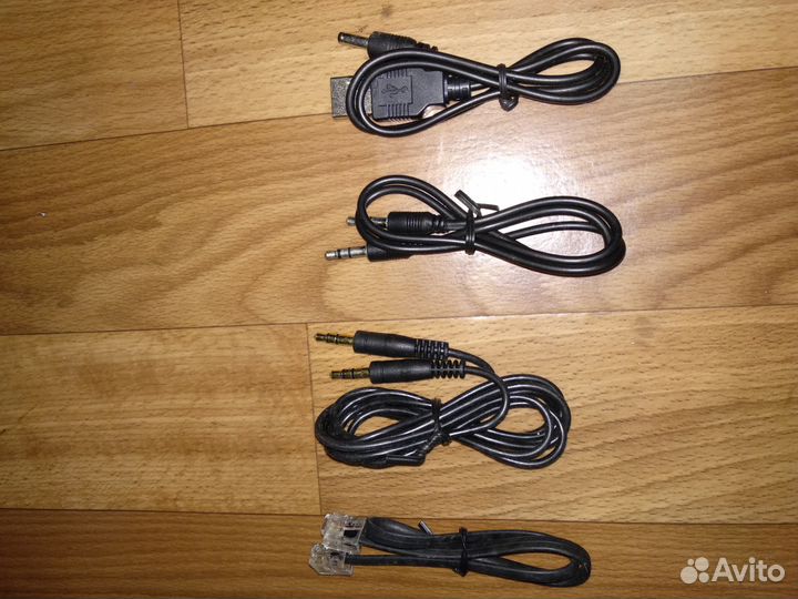 Провода компьютерные и микрофоны