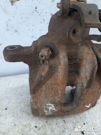 Суппорт тормозной задний левый Opel Vivaro минивэн