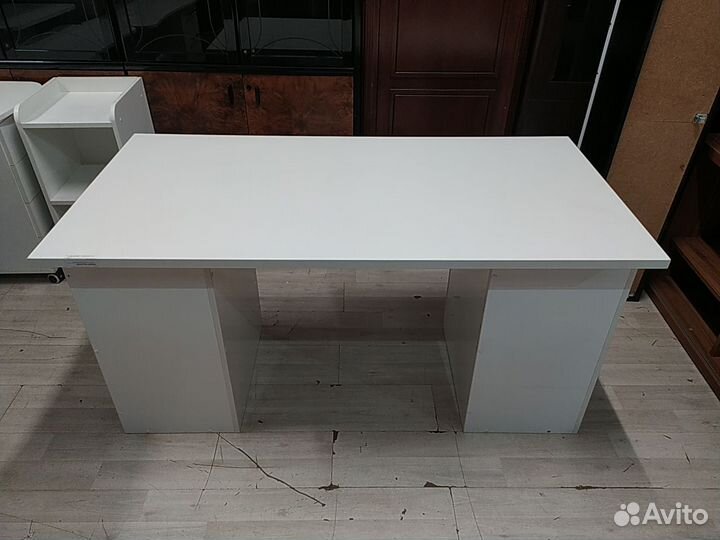 Стол письменный б/у 140х70х75 (25мм) на опорах