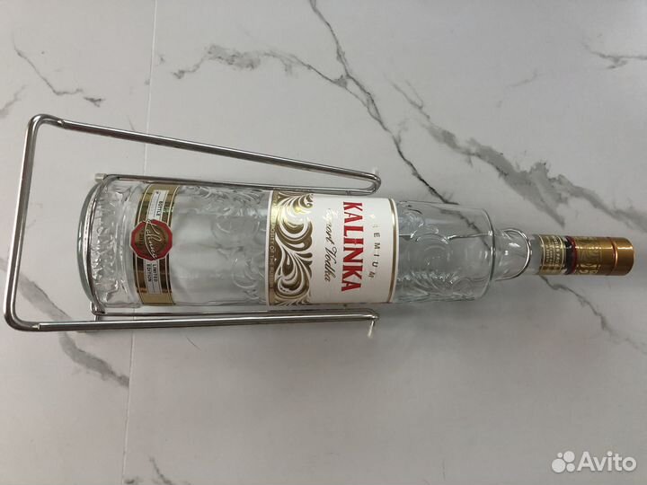 Бутыль на качелях