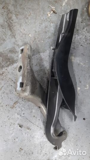 Петля капота правая Пежо 308