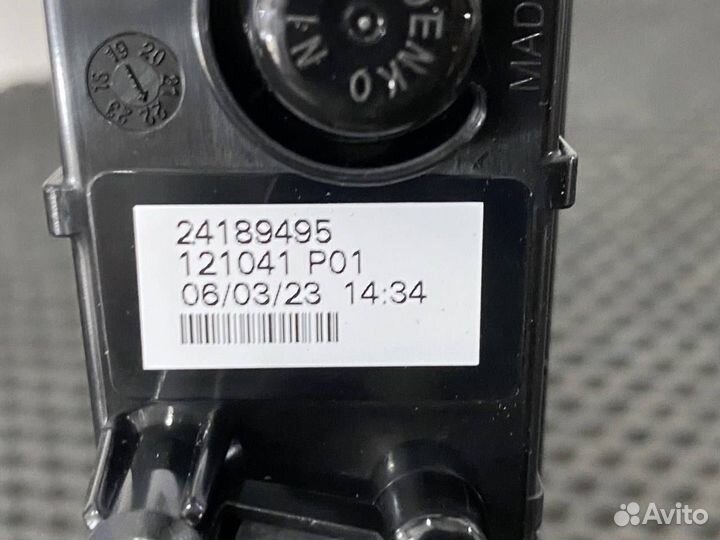 Поворотник левый Volvo FH5 84389663