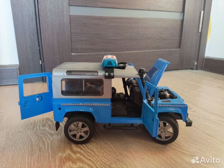 Полицейский внедорожник Bruder Land Rover