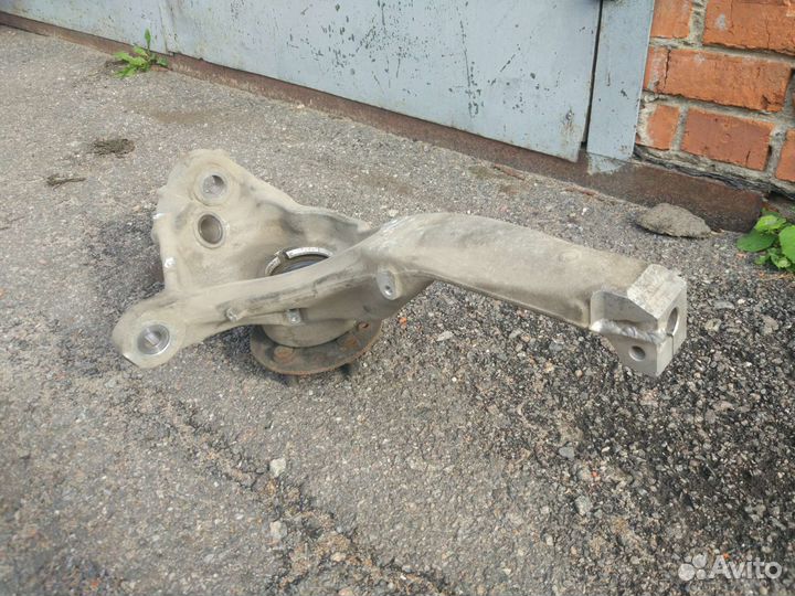 Кулак поворотный передний левый Land Rover