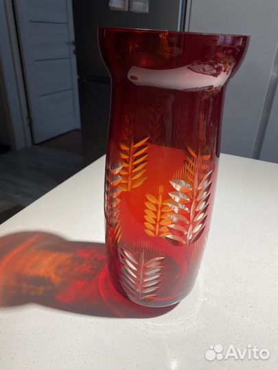 Ваза из красного стекла