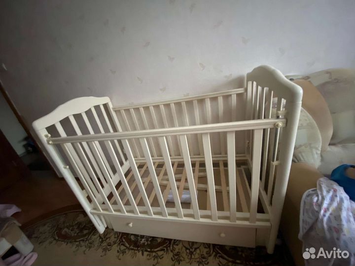 Детская кроватка с универсальным маятником