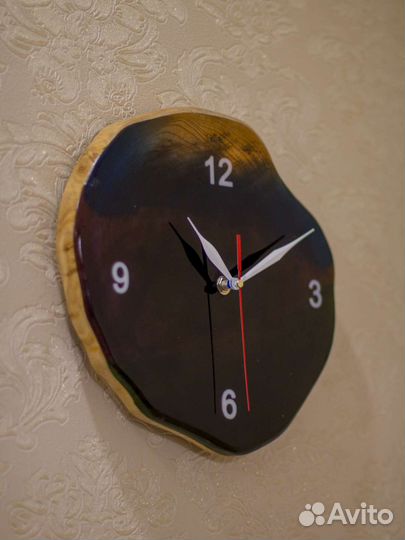 Часы настенные из эпоксидной смолы и дерева