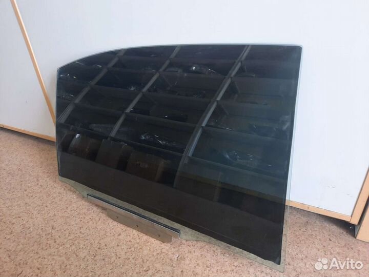 Avensis стекло двери задней правой