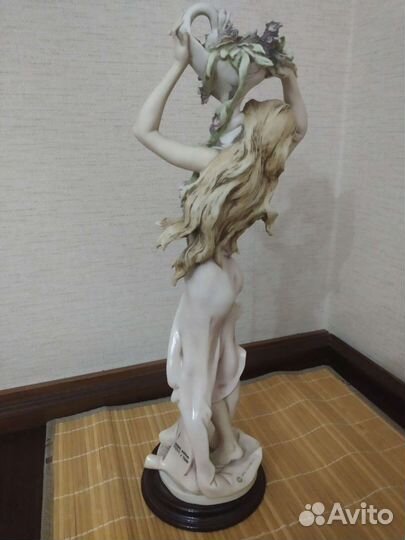 Статуэтка G. Armani леди Сирень и Розы фарфор