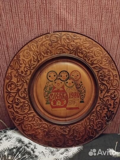 Тарелка с дерево на стеная с времен СССР