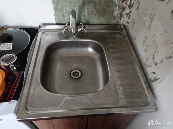 Раковина со смесителем и кухонной тумбой