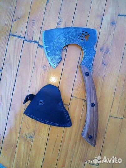 Кованый топорик с кожаным чехлом