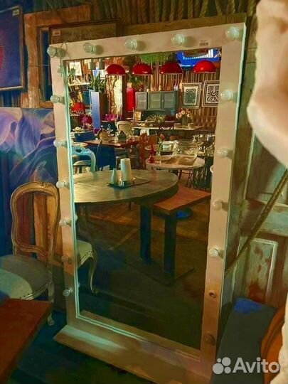 Гримерное зеркало с лампочками