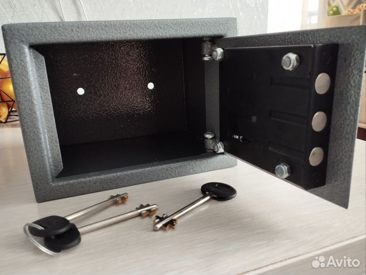 Сейф металлический компактный новый