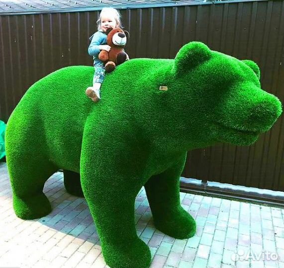 Фигура Медведя из искусственной травы