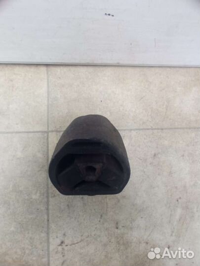 Подушка крепления кпп Audi A4 B5 (S4,RS4) 8D039915