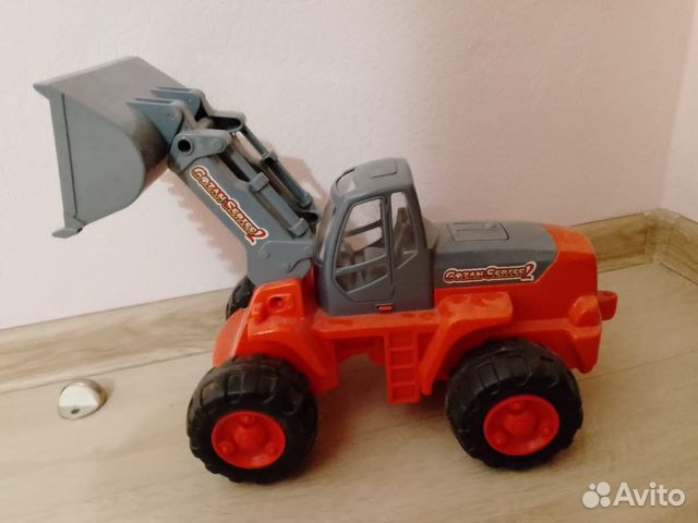 Игрушка трактор