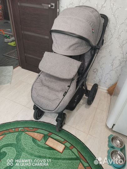 Прогулочная коляска с надувными колесами